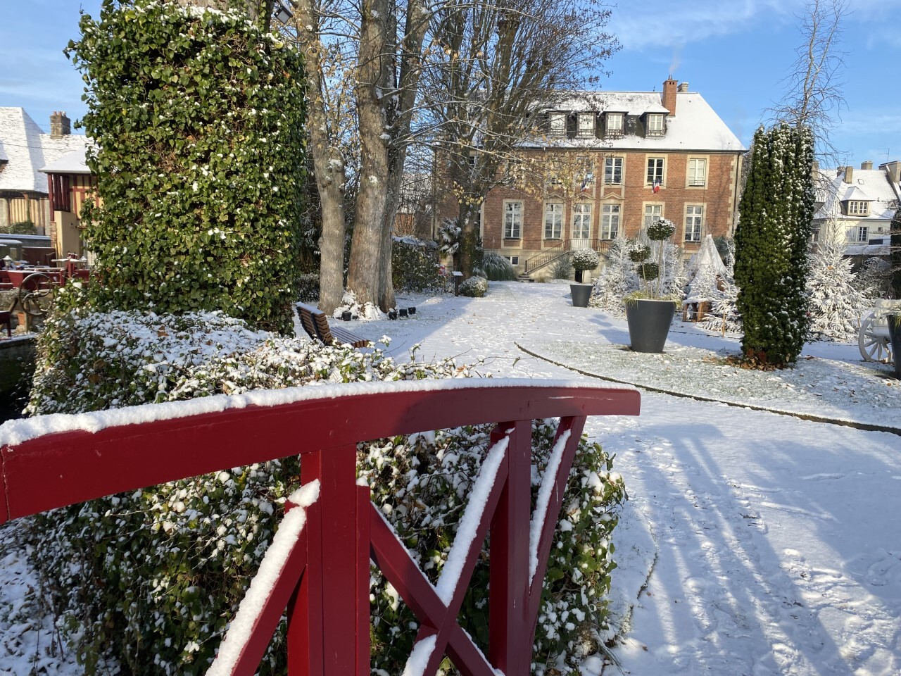 Les jardins de la mairie de Pont-l'Evêque (Calvados) sous la neige.