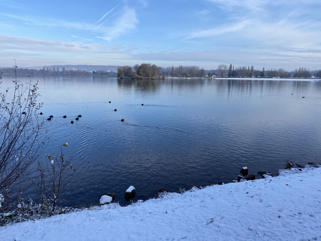 Le lac de Pont-l'Evêque entouré de neige.