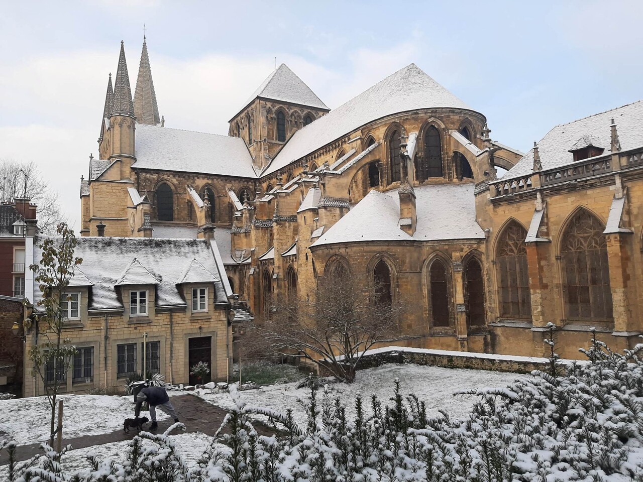La cathédrale de Lisieux (Calvados) recouverte d'une fine couche de neige. 