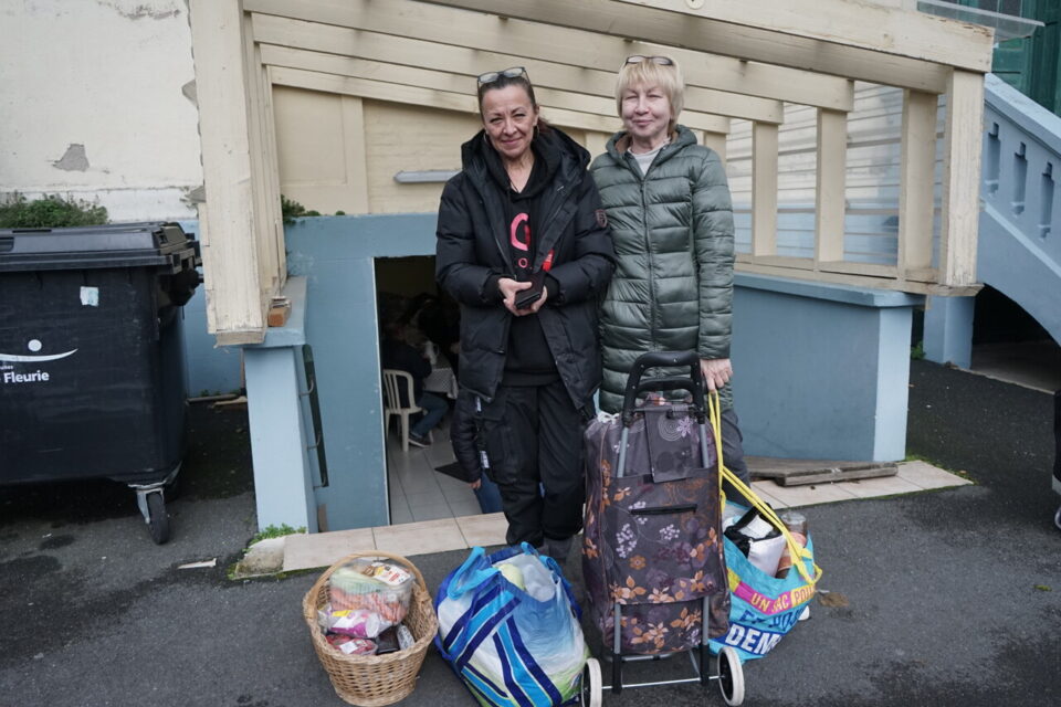 Irina, 53 ans, et Victoria, 59 ans, Ukrainiennes, sont arrivées en France il y a deux ans et travaillent dans un hôtel, à Deauville. Malgré leurs revenus, l'aide alimentaire leur est indispensable.