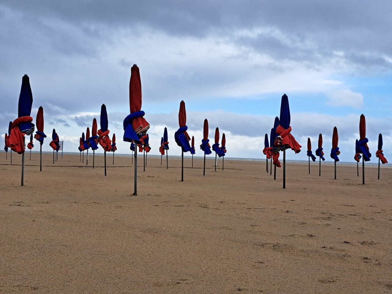 Les parasols sont de retour sur la plage de Deauville, la saison peut commencer